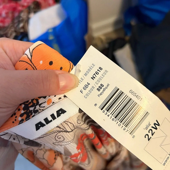 NWT ALIA FLORAL BUTTON FRONT BLOUSE - Picture 3 of 3